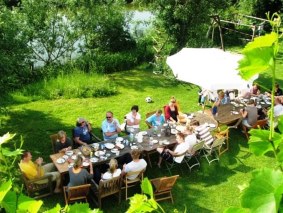 Tafel im Garten